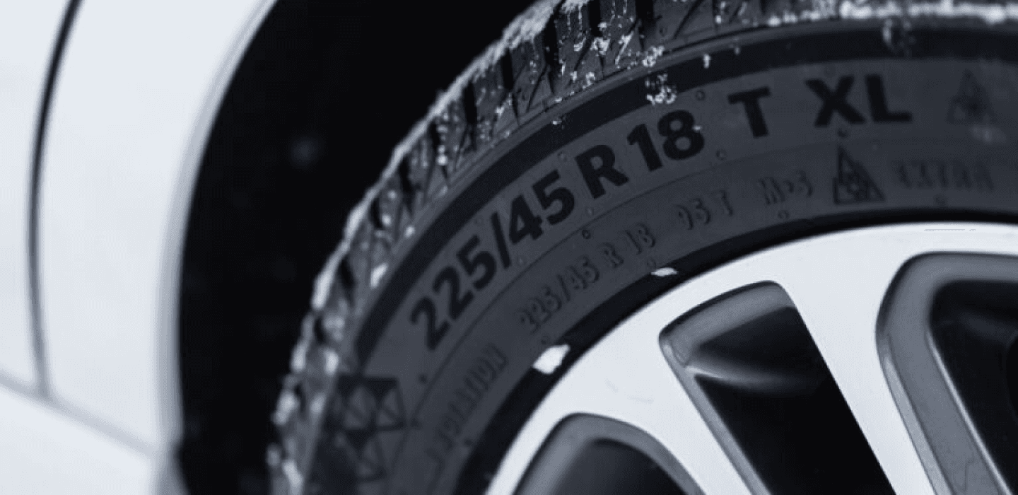 Zbliżenie na bok opony zimowej z widocznym rozmiarem 225/45 R18 oraz oznaczeniem XL (Extra Load).
